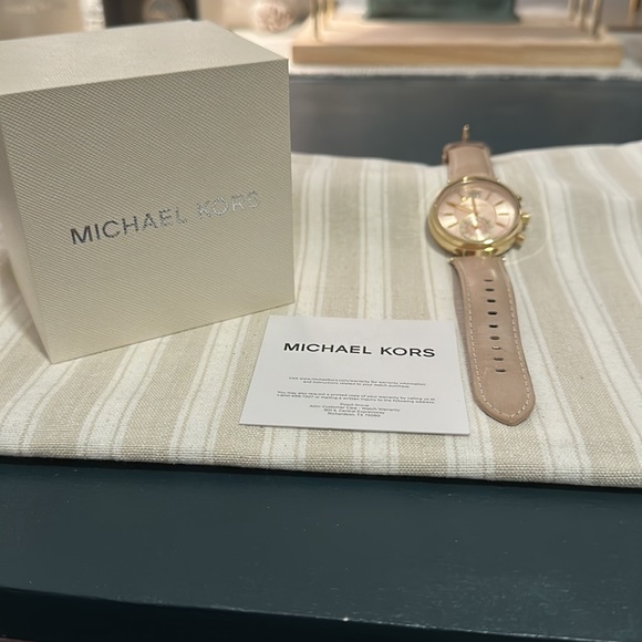 Authentic Michael Kors Women’s Watch, MK-2529 in Rose Gold and Light Tan Leather - Picture 2 of 15